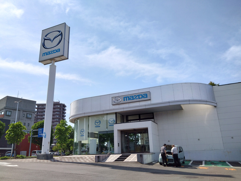 札幌苗穂店の坂井利匡店長は、「サステオ51はカーボンニュートラル率が51%なので、軽油と組み合わせることで実質的なCO₂排出量はほぼゼロになります。環境に優しい車での試乗を、ぜひ多くのお客様に体験していただきたいです」と語っています。