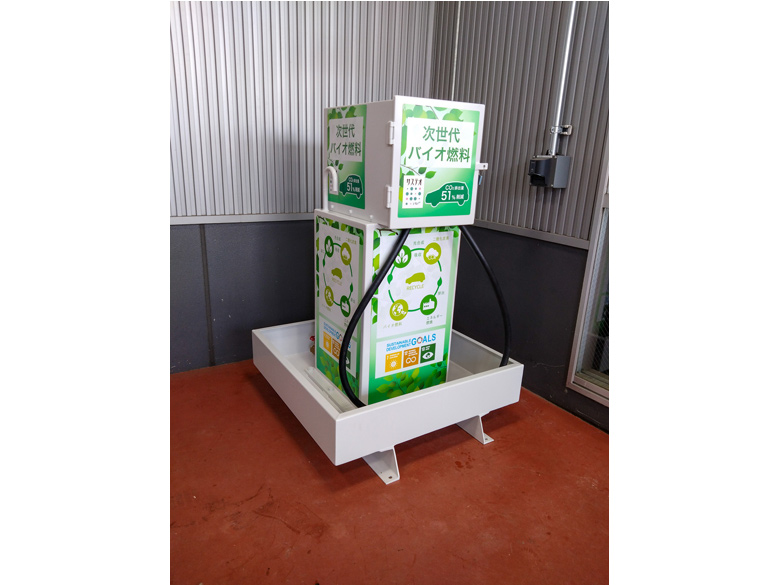 HVOは、植物から作られた油に水素を加えて精製した新しいバイオディーゼル燃料です。「サステオ51」は、軽油にHVOを51%混ぜたもので、軽油と同じように使えるのが特徴です。これは「ドロップイン燃料」と呼ばれ、軽油と混ぜても、単独でも問題なく使用できます。